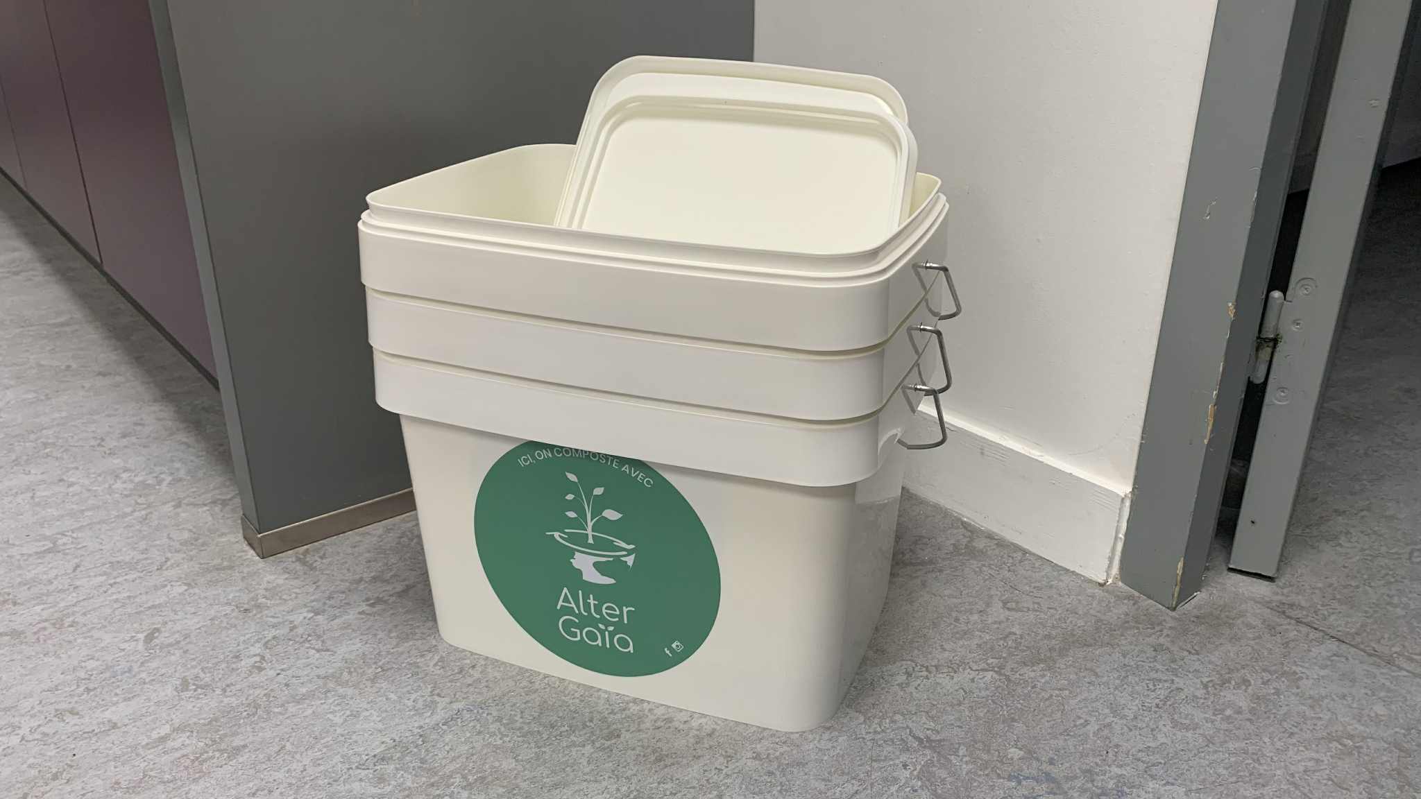 Trois bioseaux Alter Gaia installés dans la cuisine de l’institut Techni’Sens à La Rochelle.