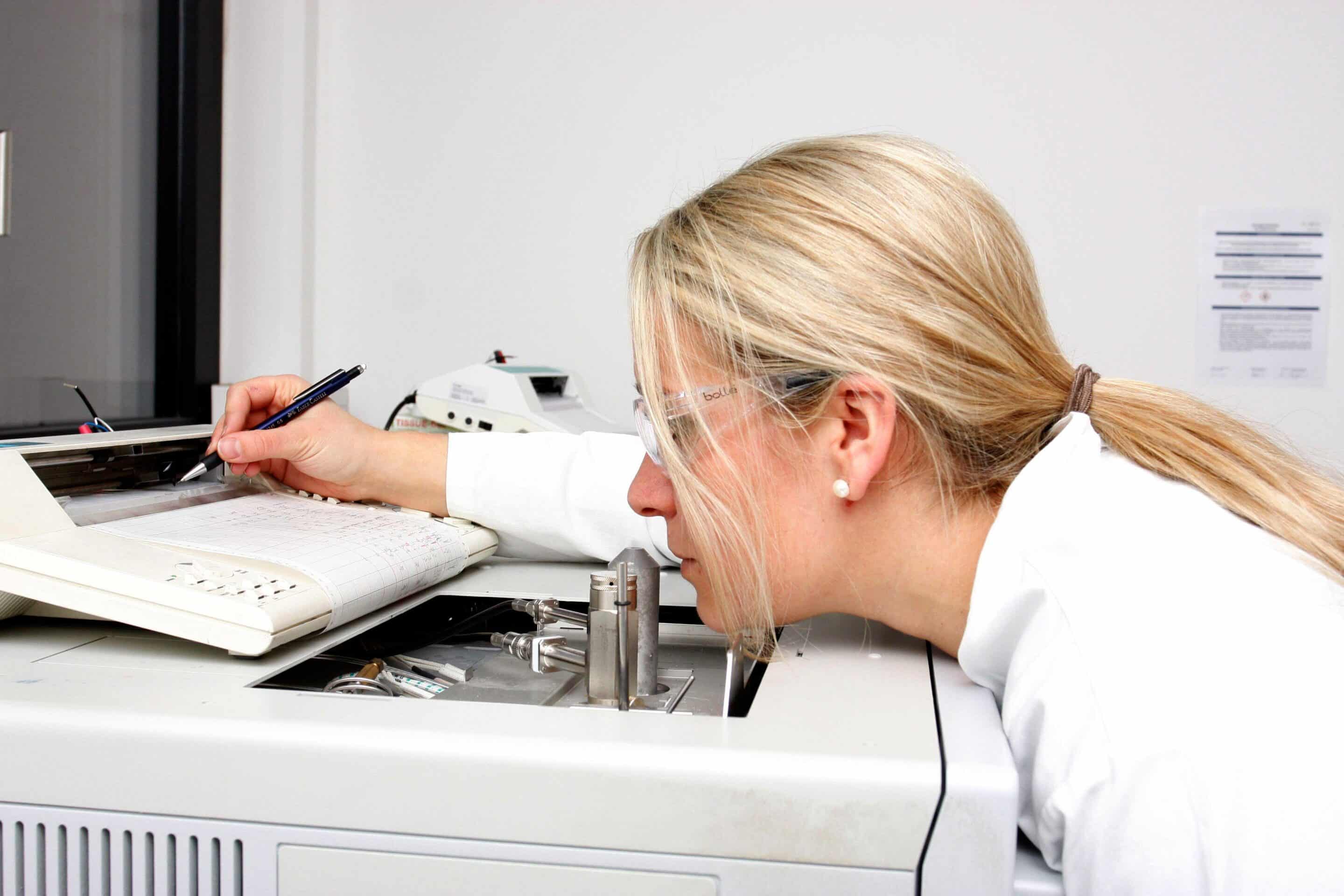 Personne agissant comme “nez” pour détecter et analyser des odeurs dans un laboratoire Aromalab.