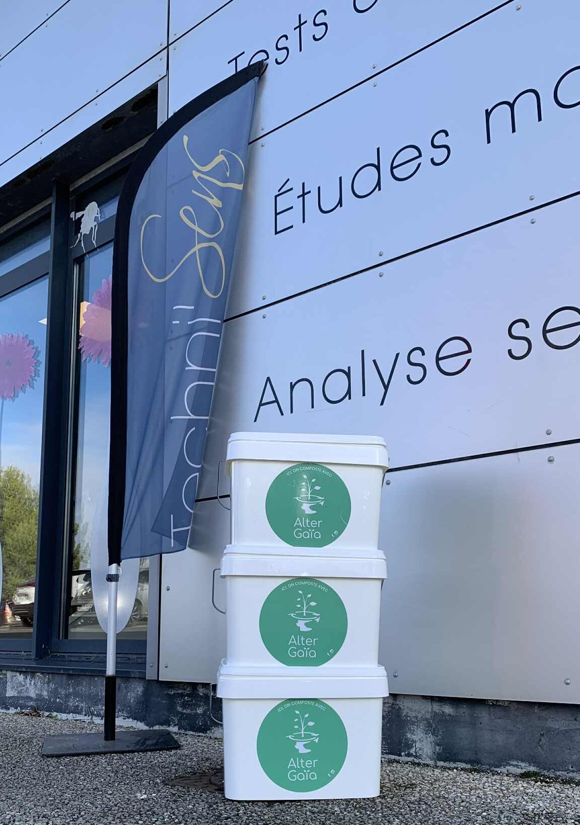 Trois bioseaux Alter Gaia installés devant les locaux de l’institut Techni’Sens à La Rochelle.