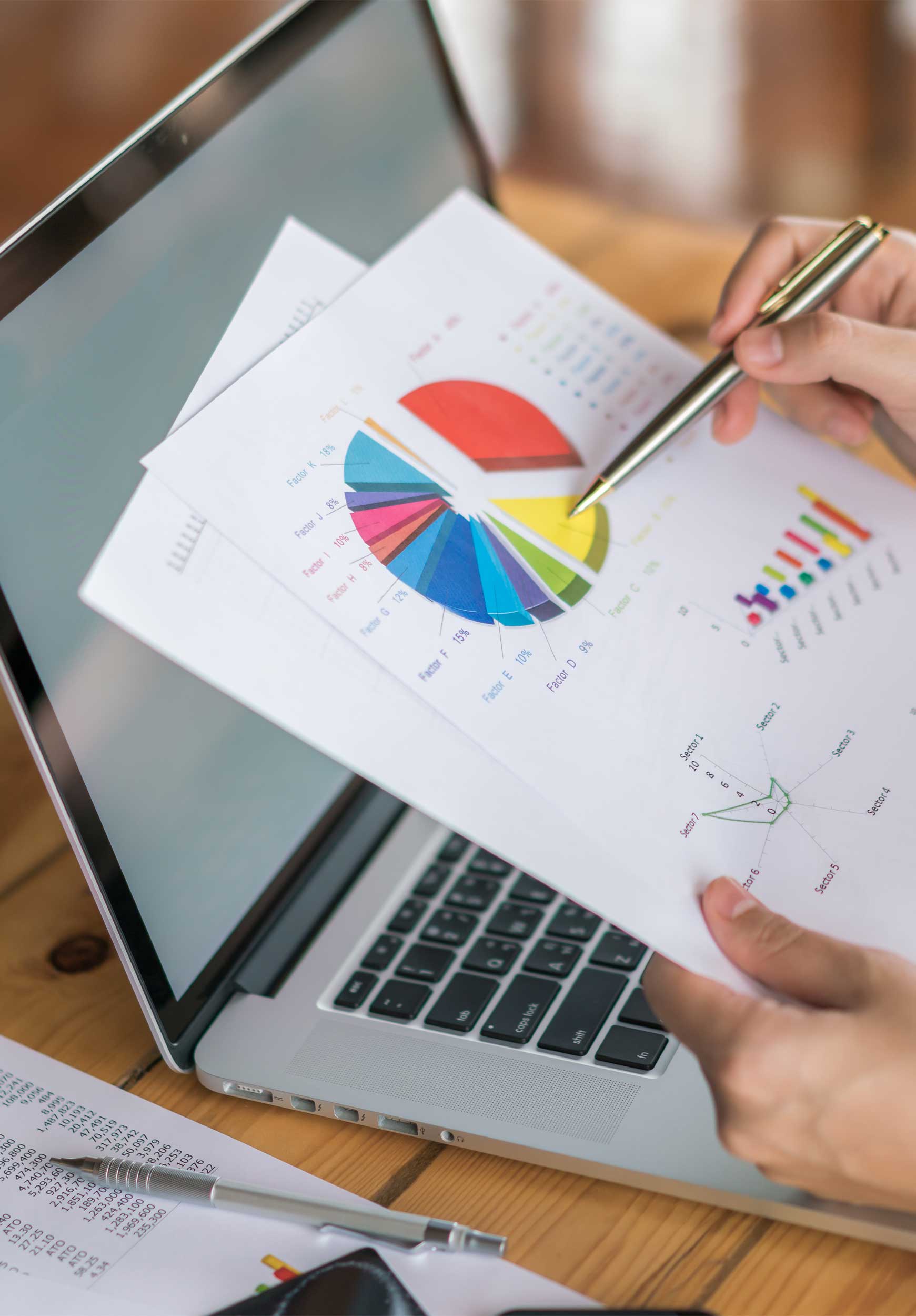 Personne tenant un rapport marketing dédié à l’analyse sensorielle d’un produit.