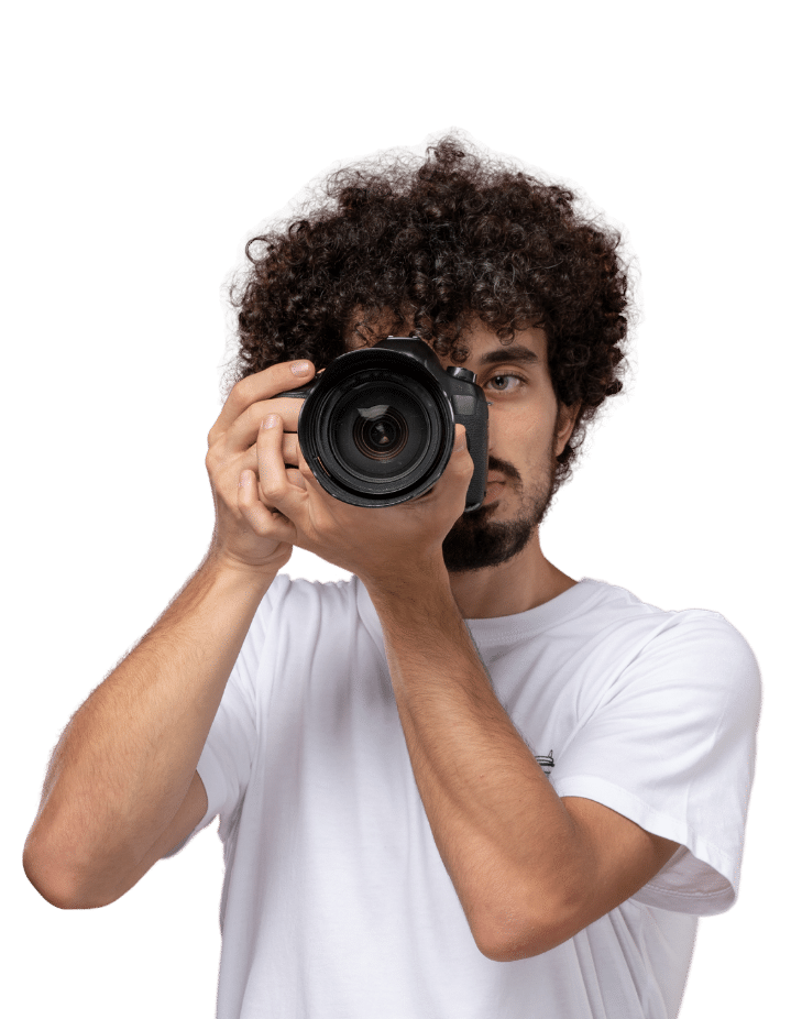 Homme de face tenant un appareil photo professionnel, illustrant la capture d’images lors d’études ou de tests consommateurs.