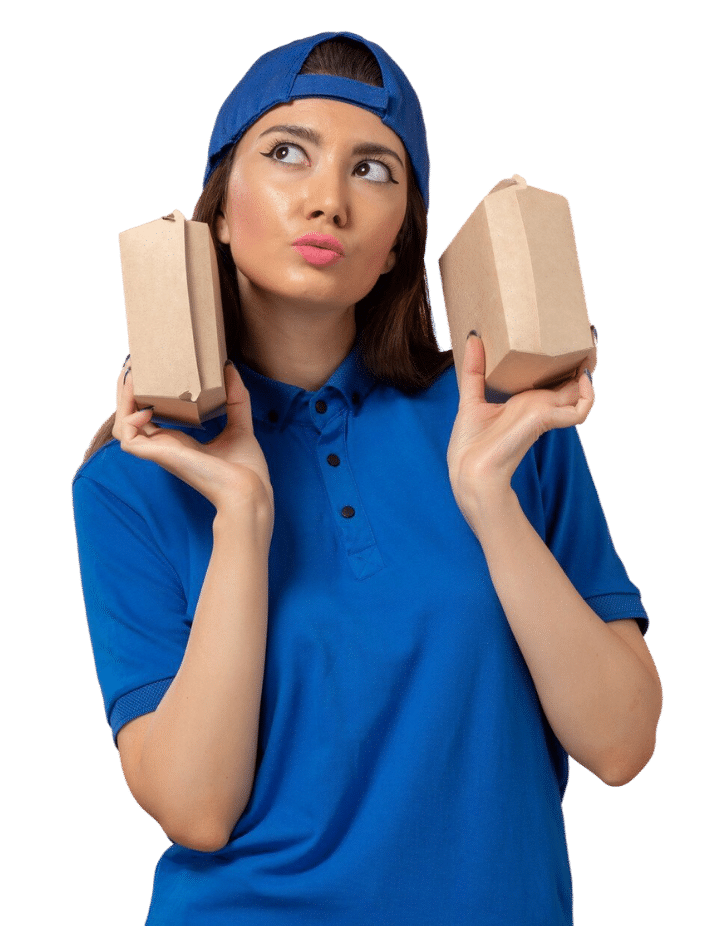 Jeune femme comparant deux packagings produits dans le cadre d’un test packaging consommateur