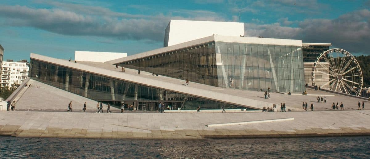 Vue extérieure contemporaine de l'Opéra d'Oslo au bord de l'eau, illustrant l'article sur la participation de Techni'Sens à EuroSense.