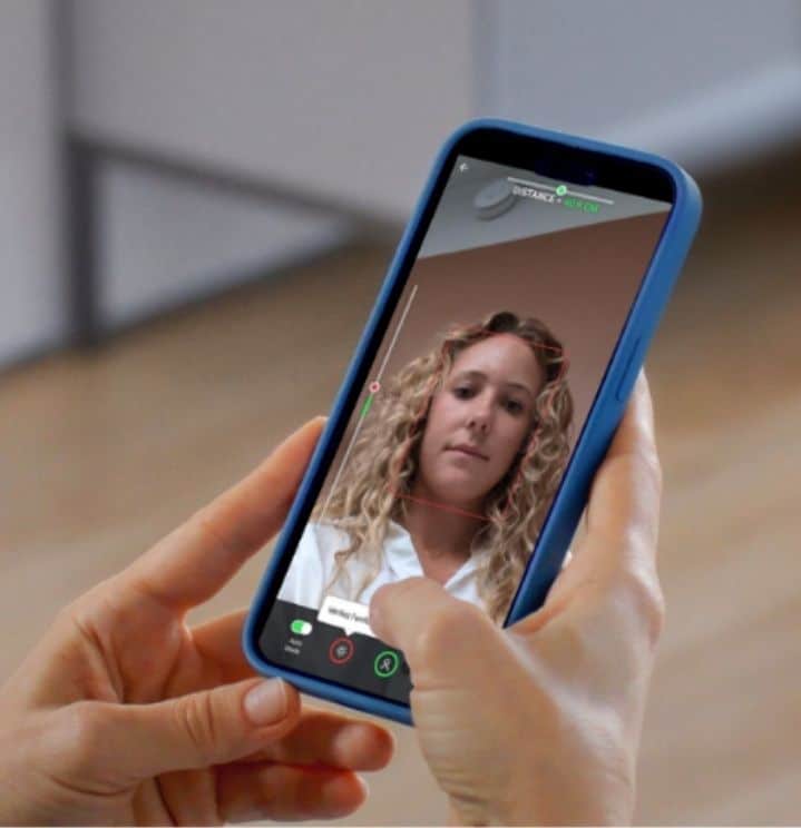 Utilisation de l'application mobile de capture de données sensorielles Techni'sens par une participante pour une analyse faciale.