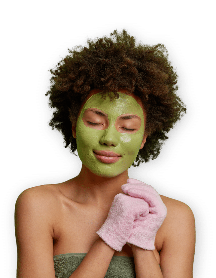 Femme avec un masque de soin vert sur le visage, illustrant l'évaluation des propriétés organoleptiques et l'analyse sensorielle de produits cosmétiques chez Techni'Sens.