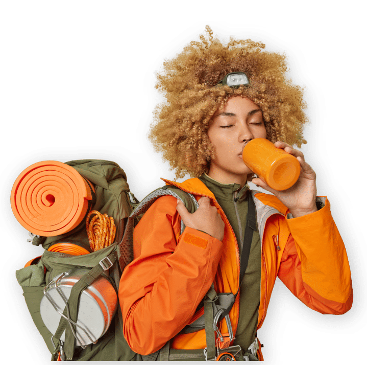 Image conceptuelle d'une randonneuse avec équipement orange et kaki buvant à une gourde, utilisée pour le test de l'interface utilisateur.